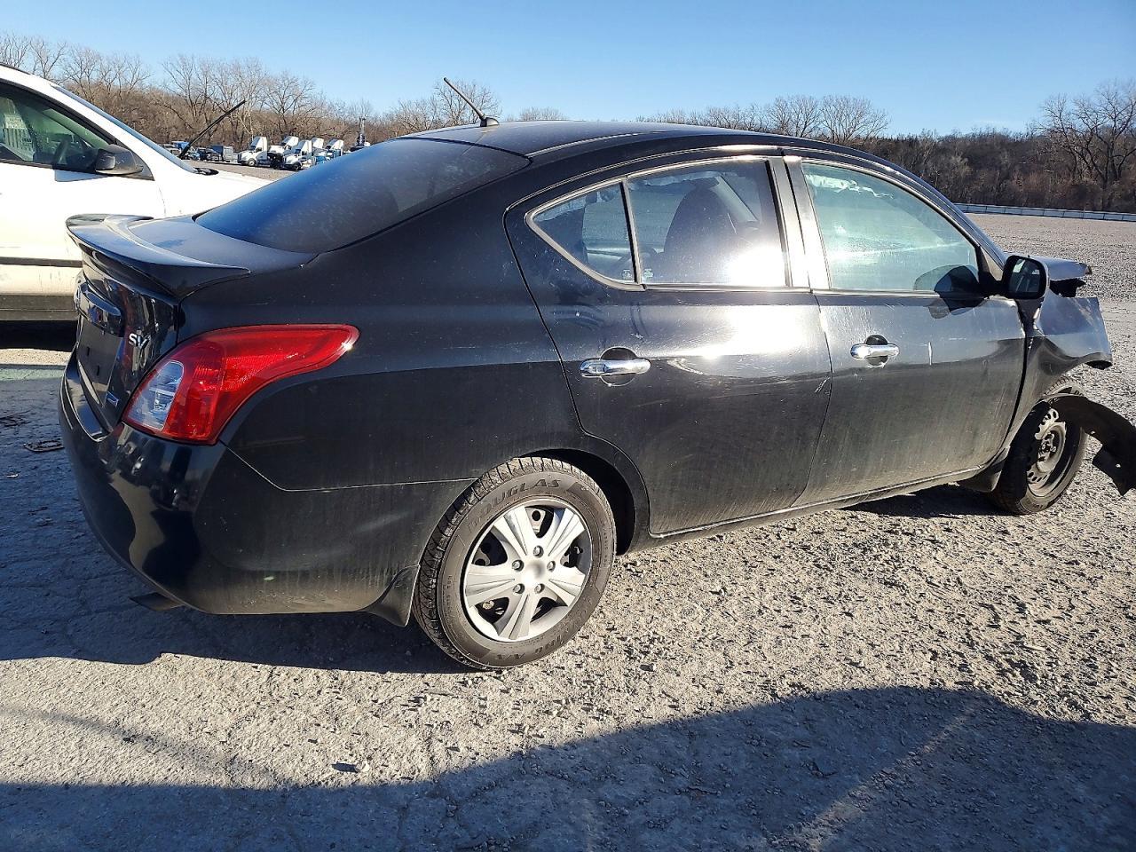2013 Nissan Versa S - Фото 3
