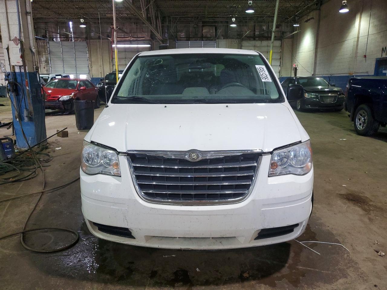 2010 Chrysler Town & Country Lx - Фото 5