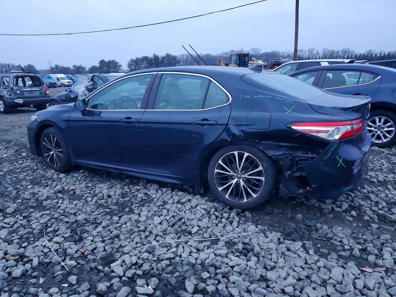 2020 Toyota Camry Se - Фото 2