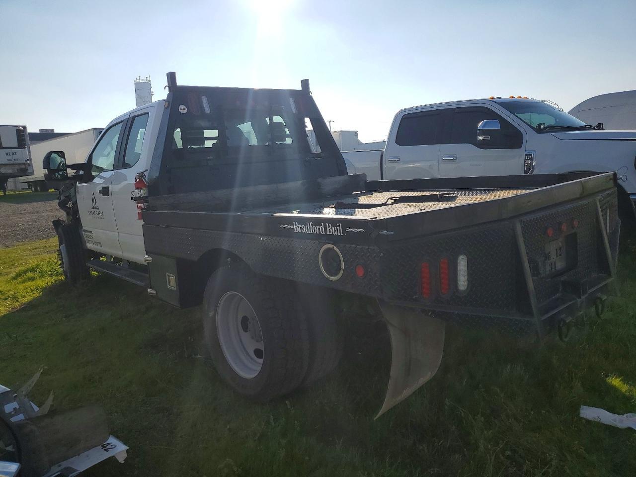 2022 Ford F550 Super Duty Flatbed Truck - Фото 2