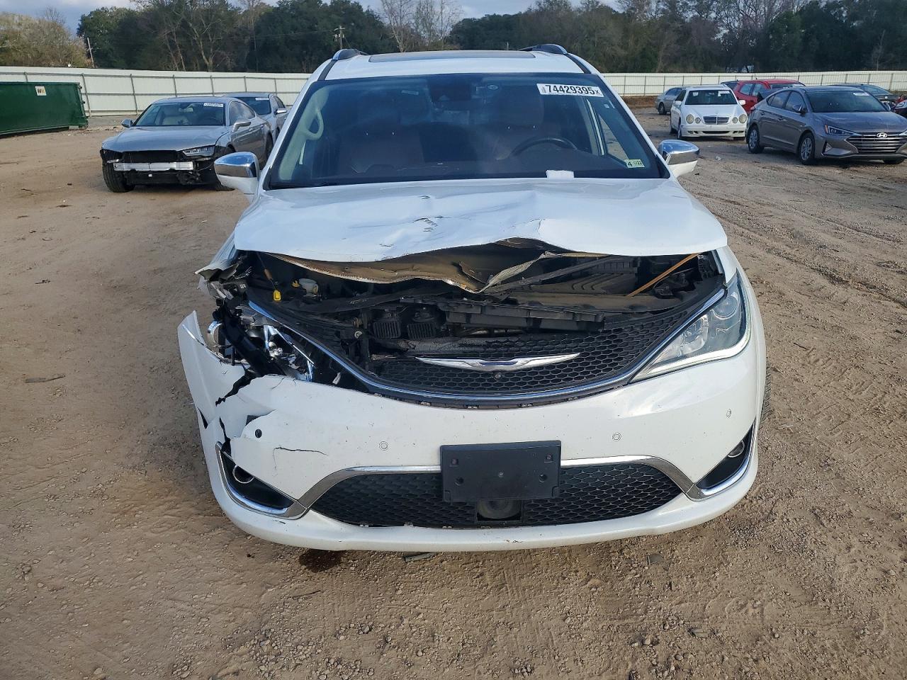2017 Chrysler Pacifica Limited - Image 5