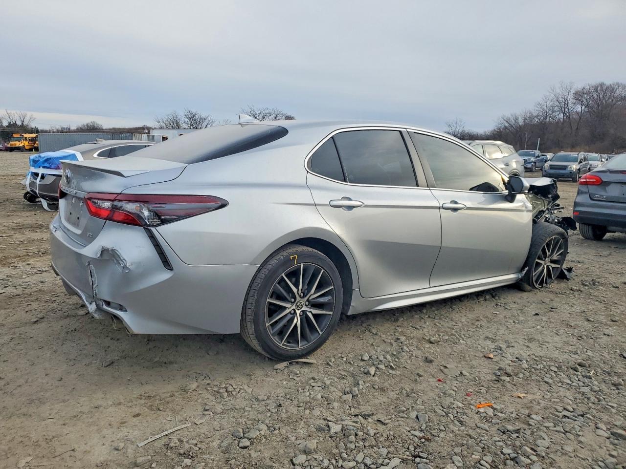 2022 Toyota Camry Se - Фото 3