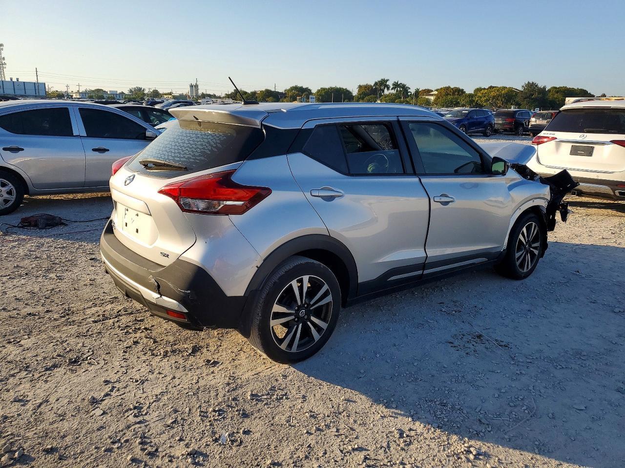 2019 Nissan Kicks S - Image 3
