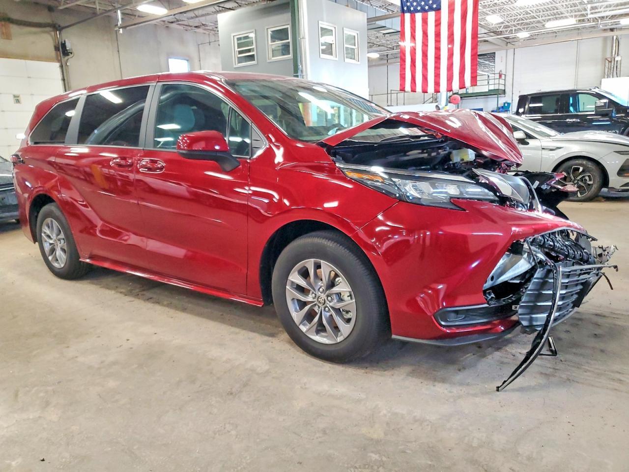2025 Toyota Sienna Le - Фото 4