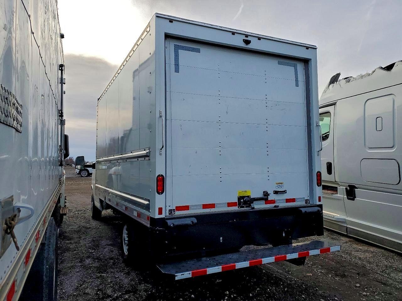 2025 GMC Savana Box Truck - Фото 2