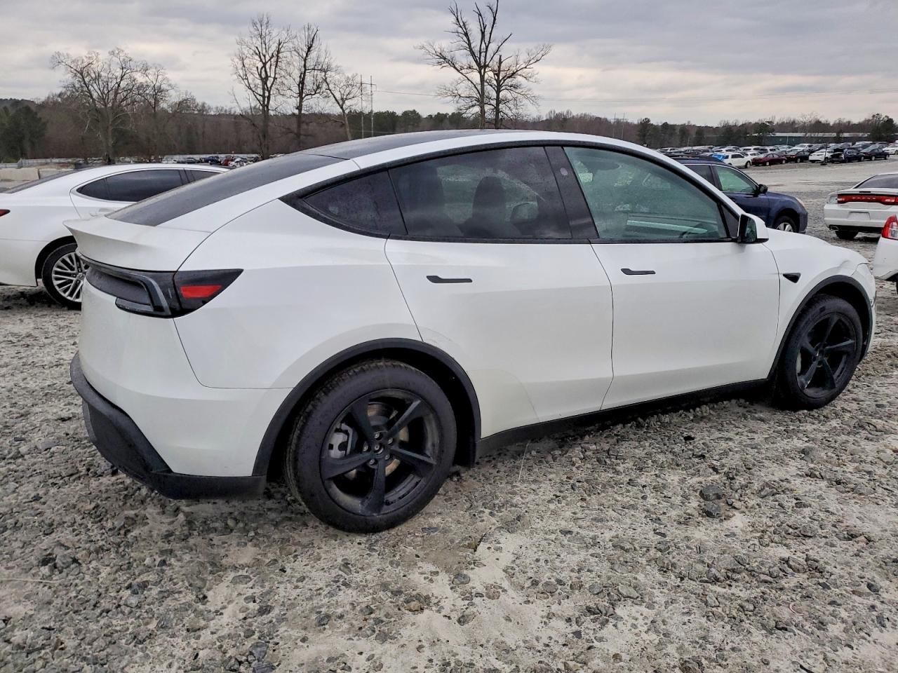 2026 Tesla Model Y - Фото 3