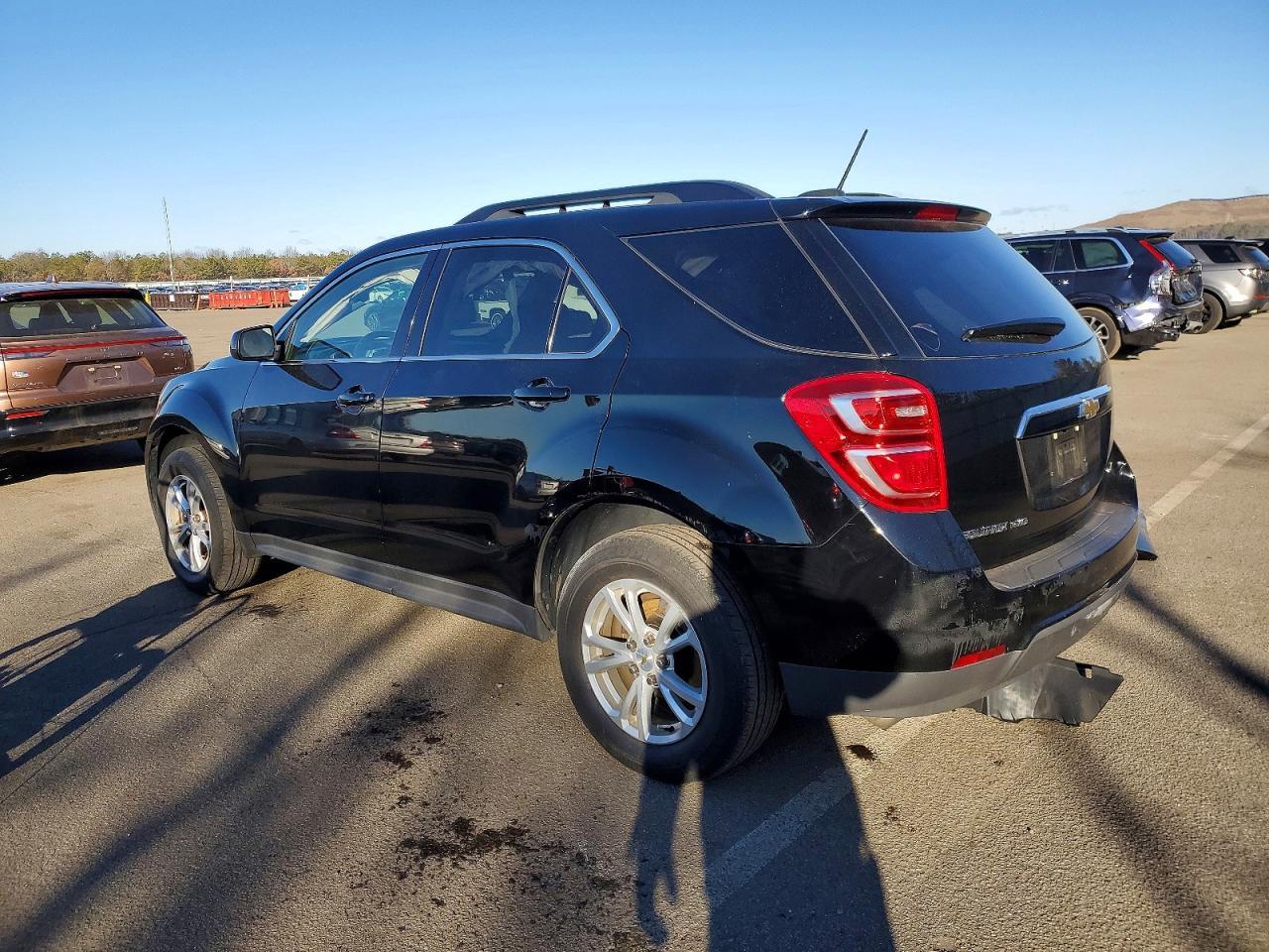 2017 Chevrolet Equinox Lt - Image 2