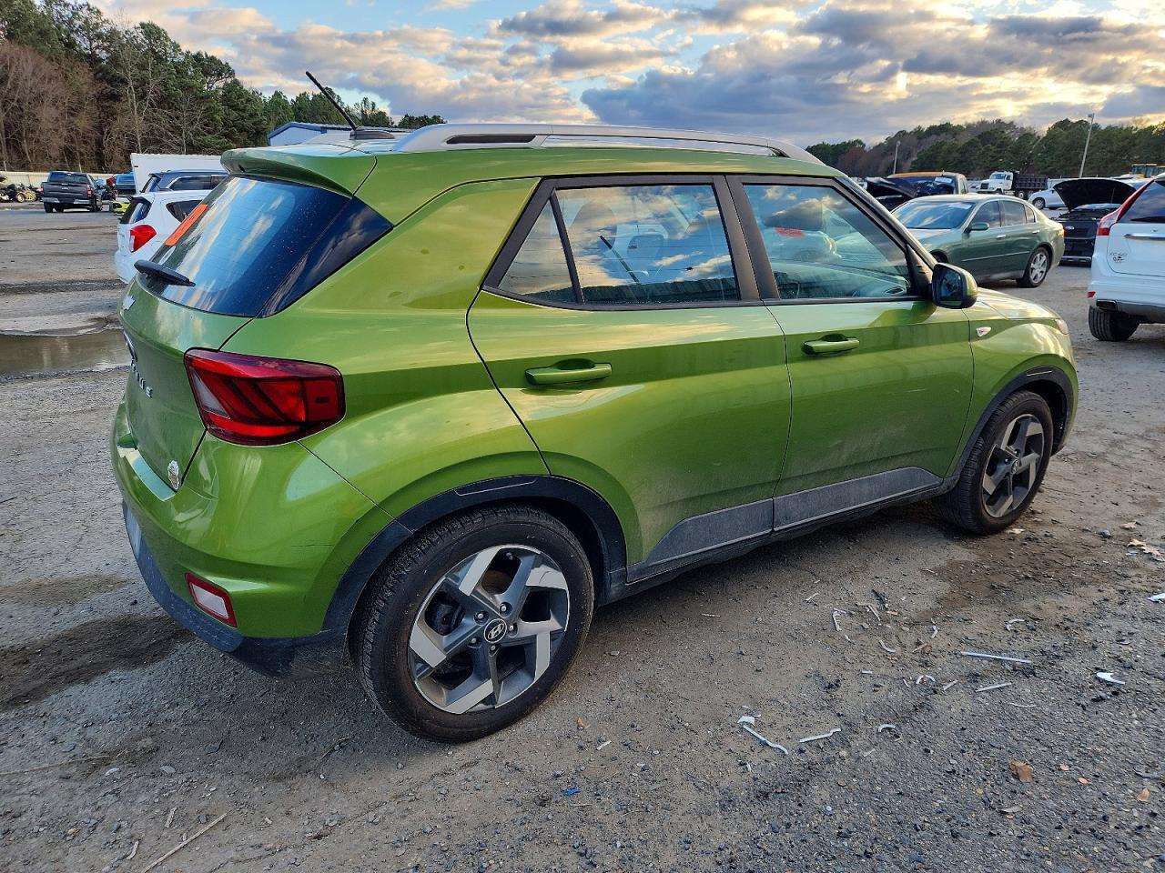 2023 Hyundai Venue Sel - Image 3