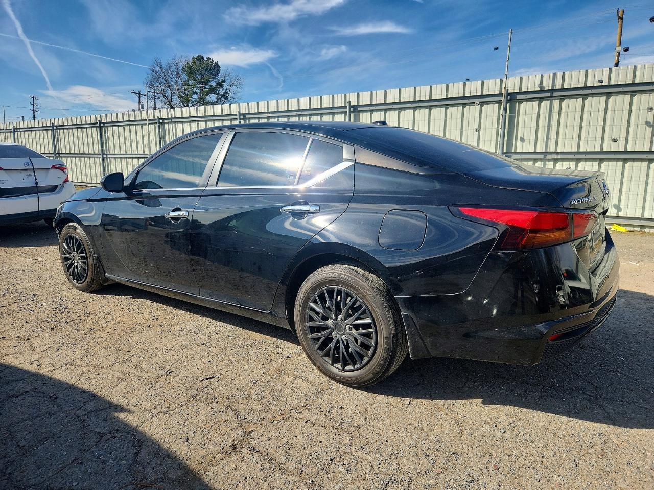 2019 Nissan Altima S - Фото 2
