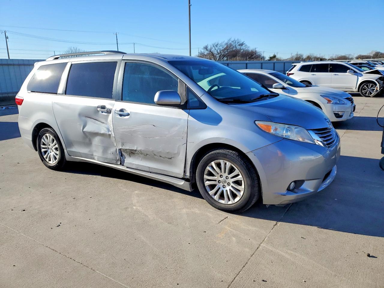 2015 Toyota Sienna Xle - Image 4