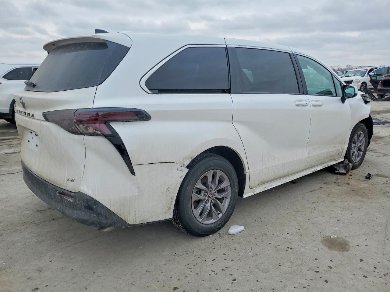2025 Toyota Sienna Le - Image 3