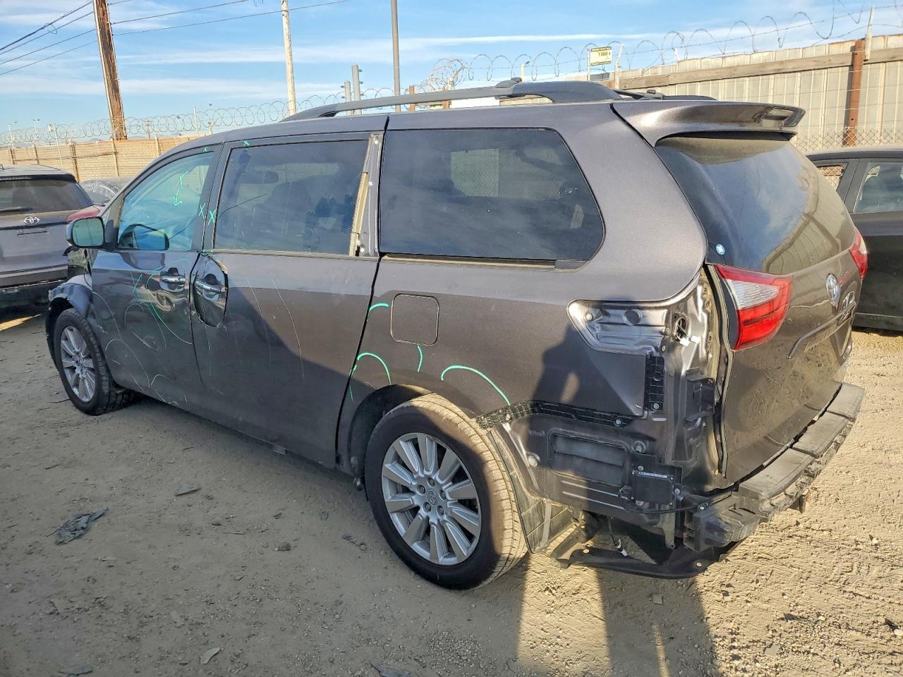 2017 Toyota Sienna Xle - Image 2