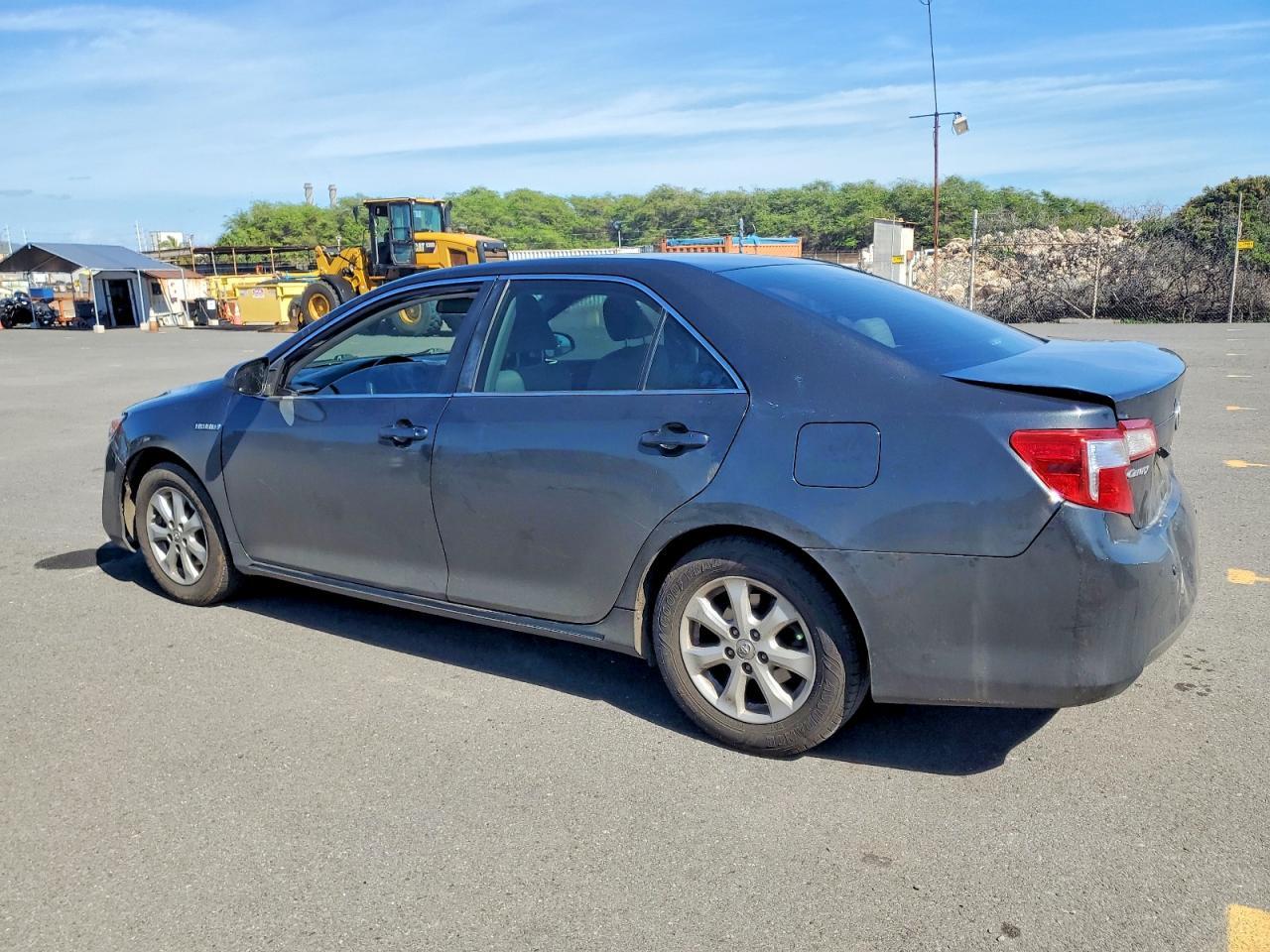 2013 Toyota Camry - Фото 2