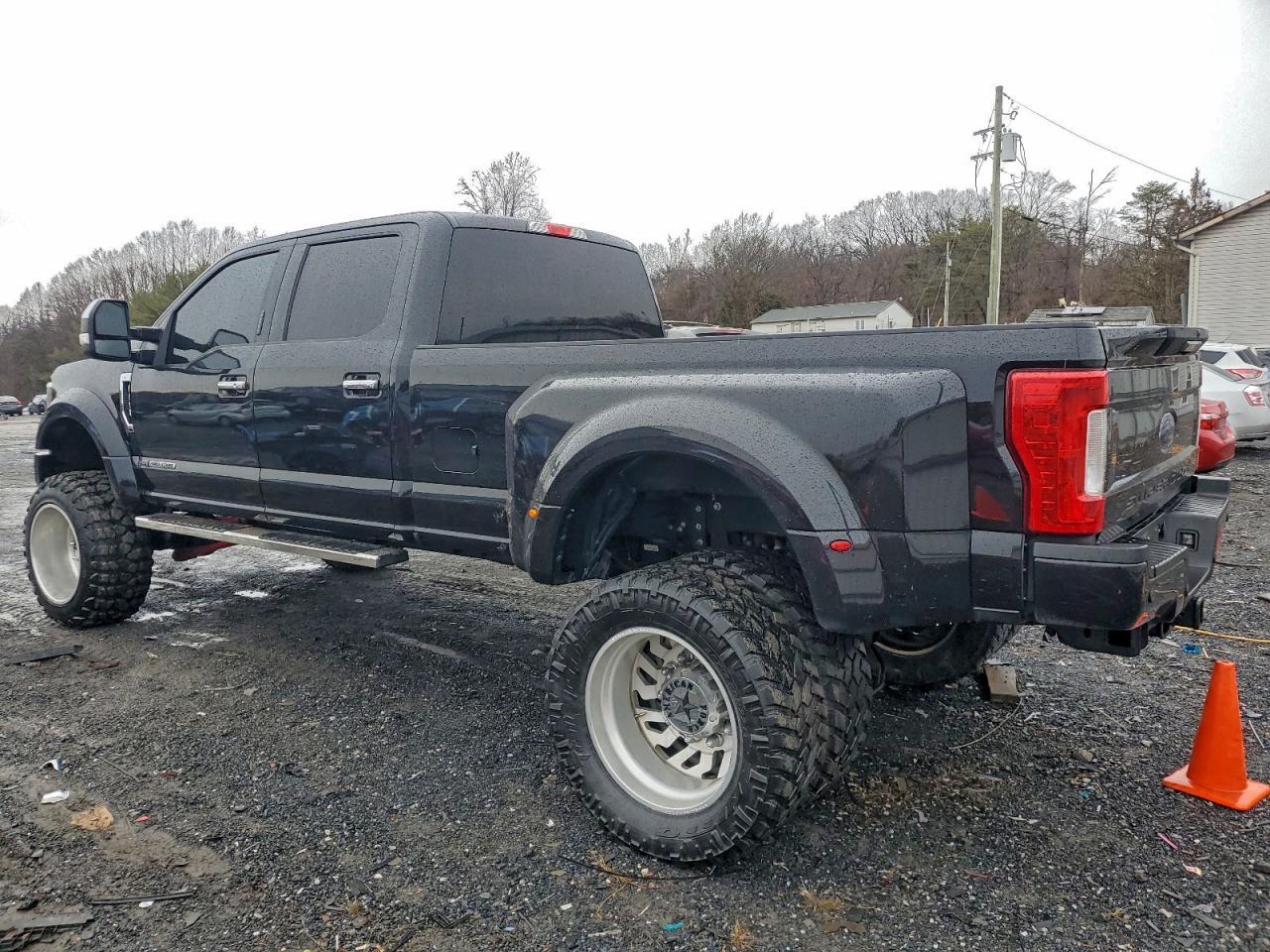 2019 Ford F350 Super Duty - Фото 2