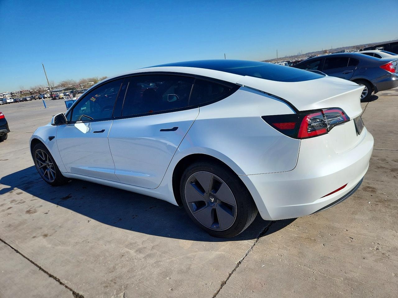 2023 Tesla Model 3 - Фото 2