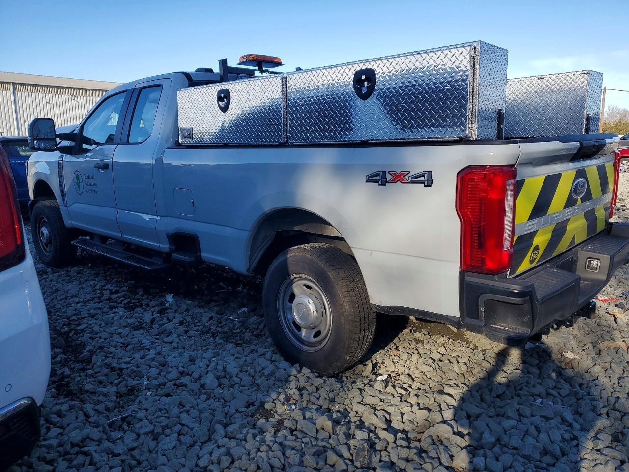 2025 Ford F250 Super Duty - Фото 2