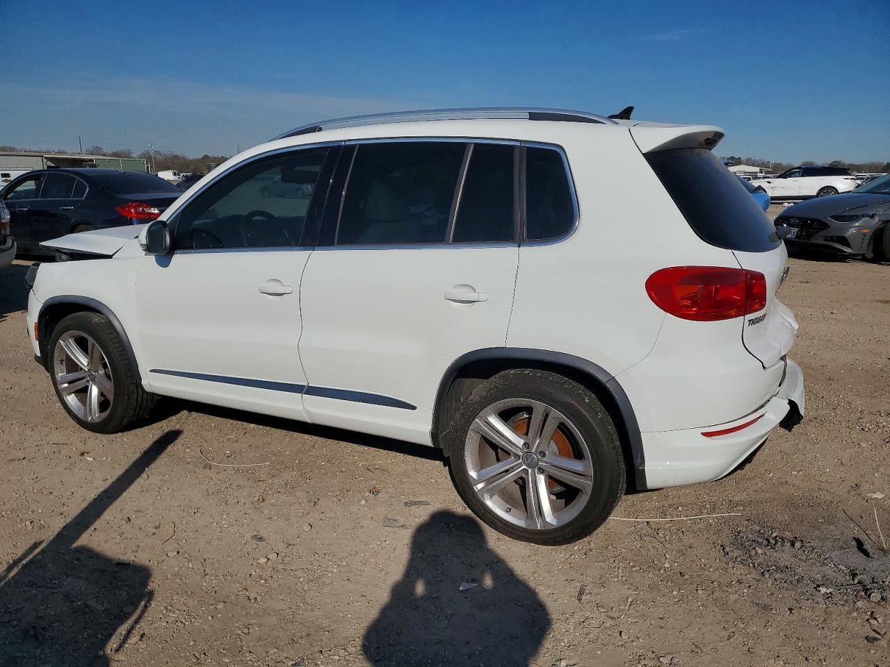 2016 Volkswagen Tiguan S - Image 2