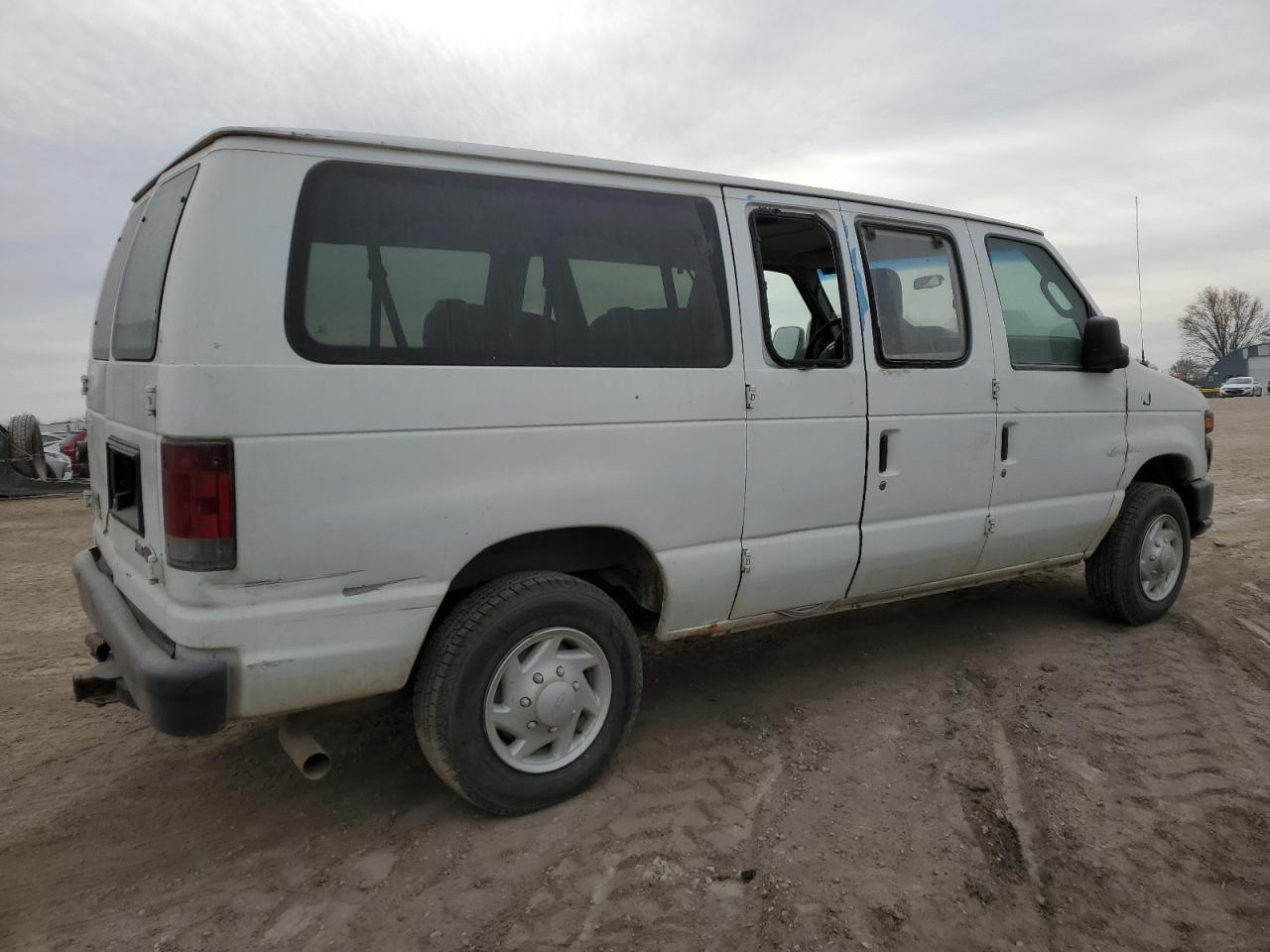 2009 Ford Econoline E350 Super Duty Wagon - Image 3