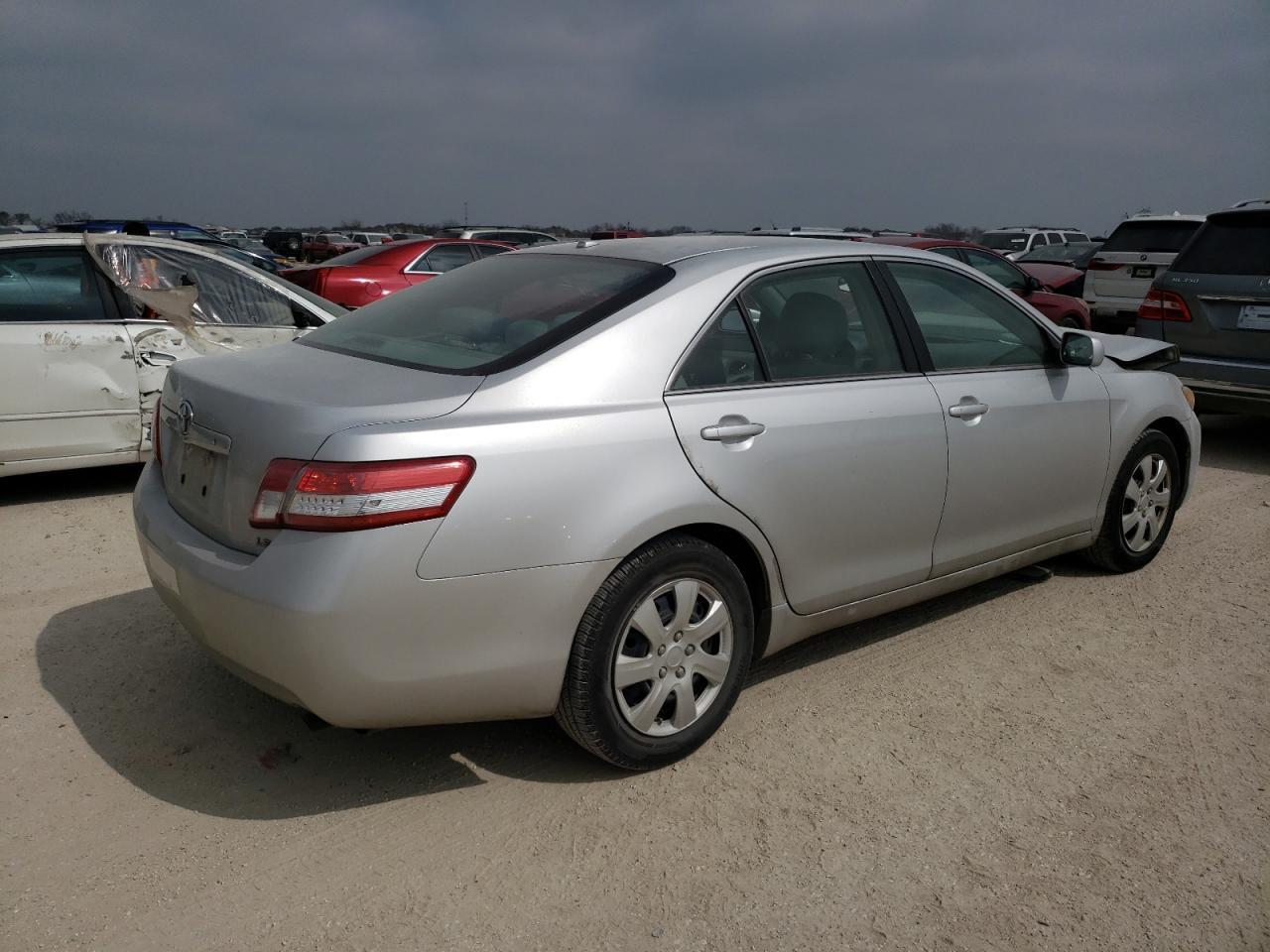 2011 Toyota Camry Base - Фото 3