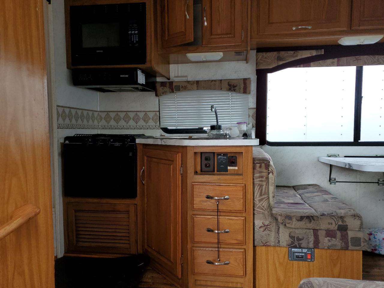 2003 Ford Econoline E450 Super Duty Cutaway Van - Image 6