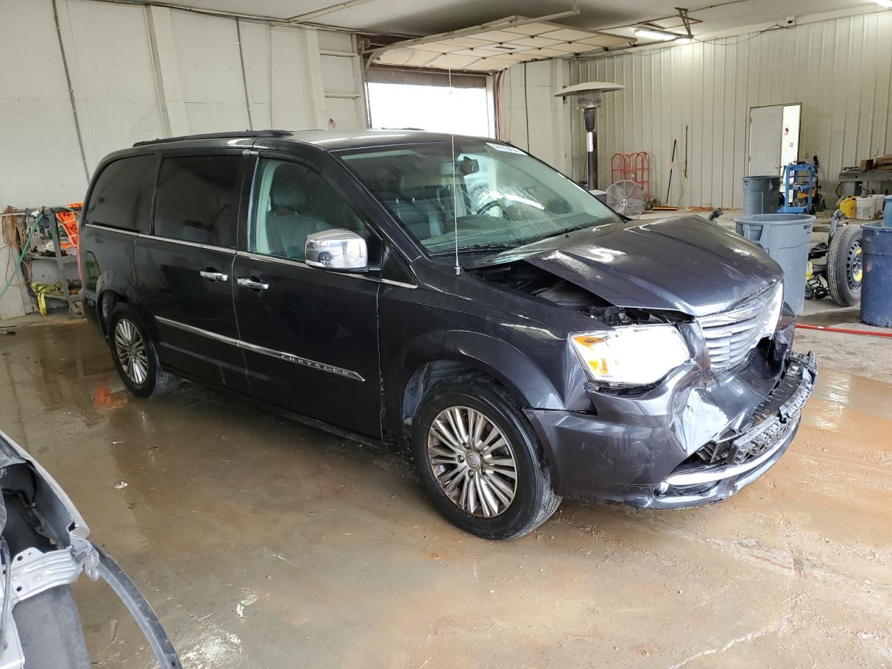 2013 Chrysler Town & Country Touring L - Фото 4