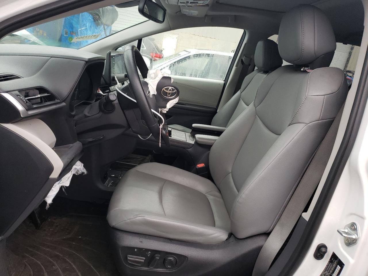 2022 Toyota Sienna Xle - Image 7