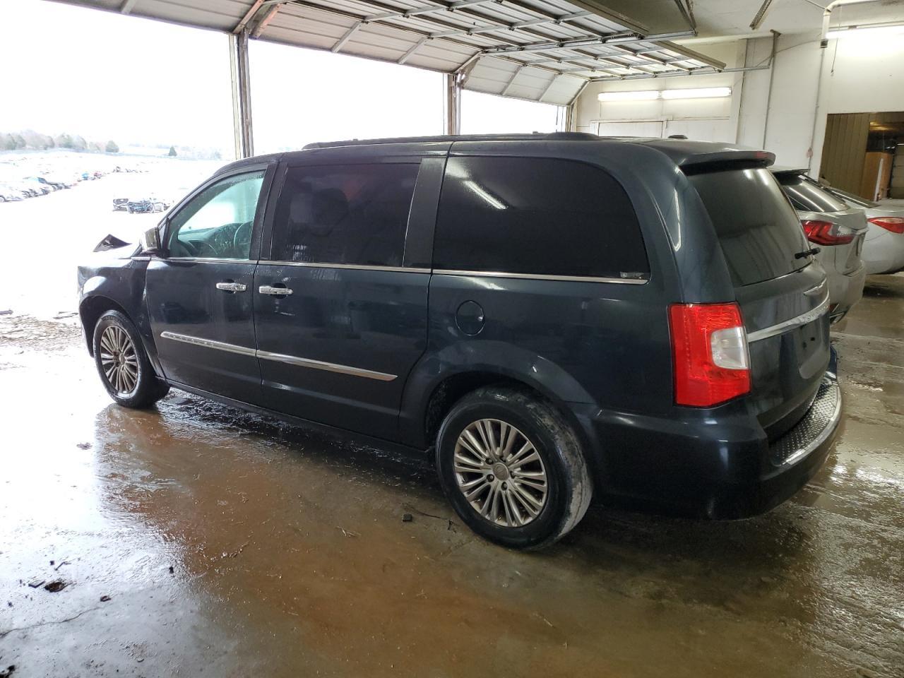 2013 Chrysler Town & Country Touring L - Фото 2