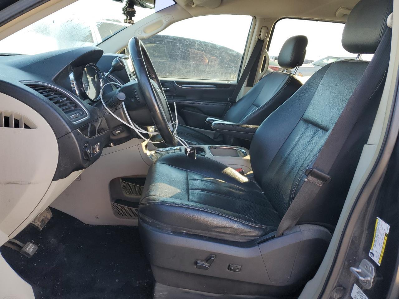 2014 Chrysler Town & Country Touring L - Image 7