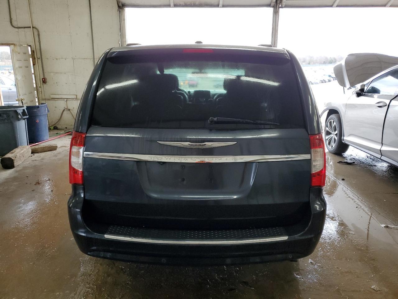 2013 Chrysler Town & Country Touring L - Фото 6