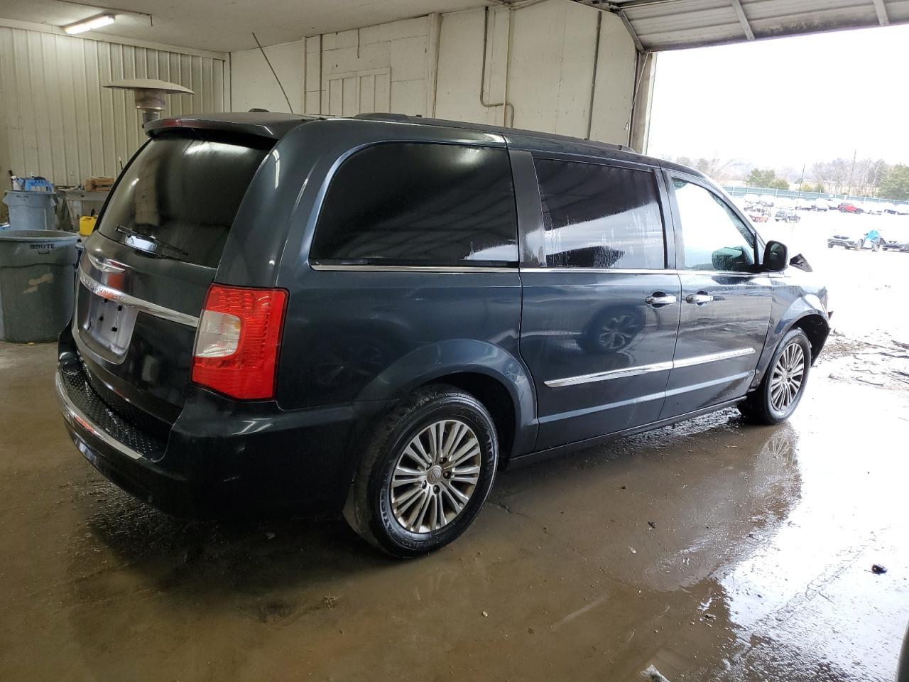 2013 Chrysler Town & Country Touring L - Фото 3