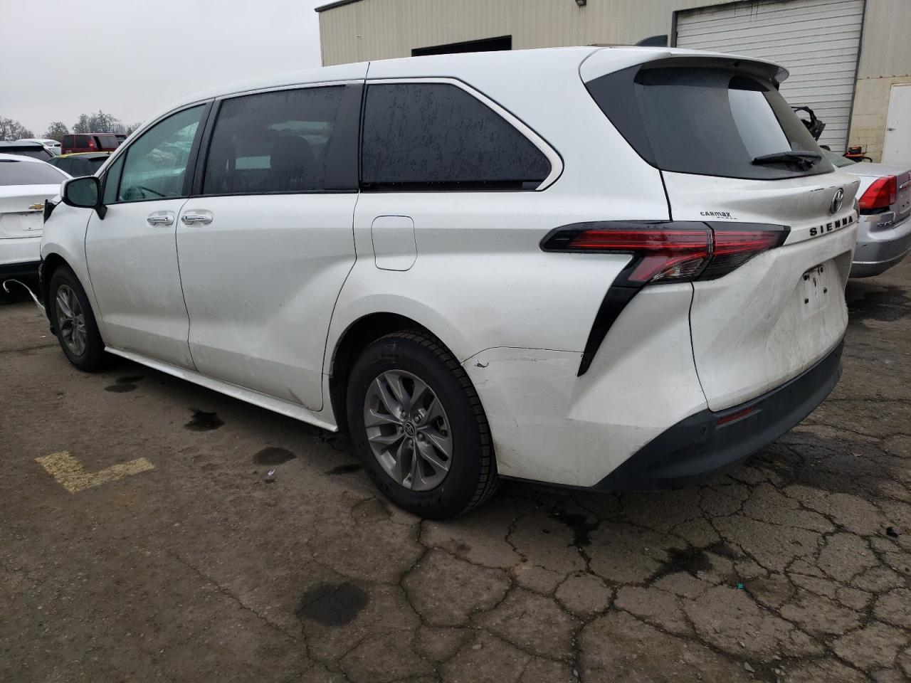 2022 Toyota Sienna Xle - Image 2