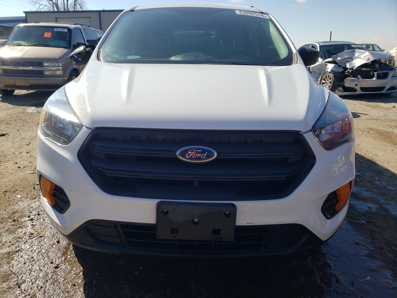 2019 Ford Escape S - Фото 5