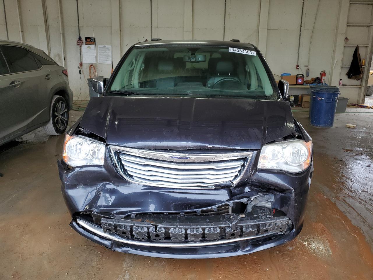 2013 Chrysler Town & Country Touring L - Фото 5