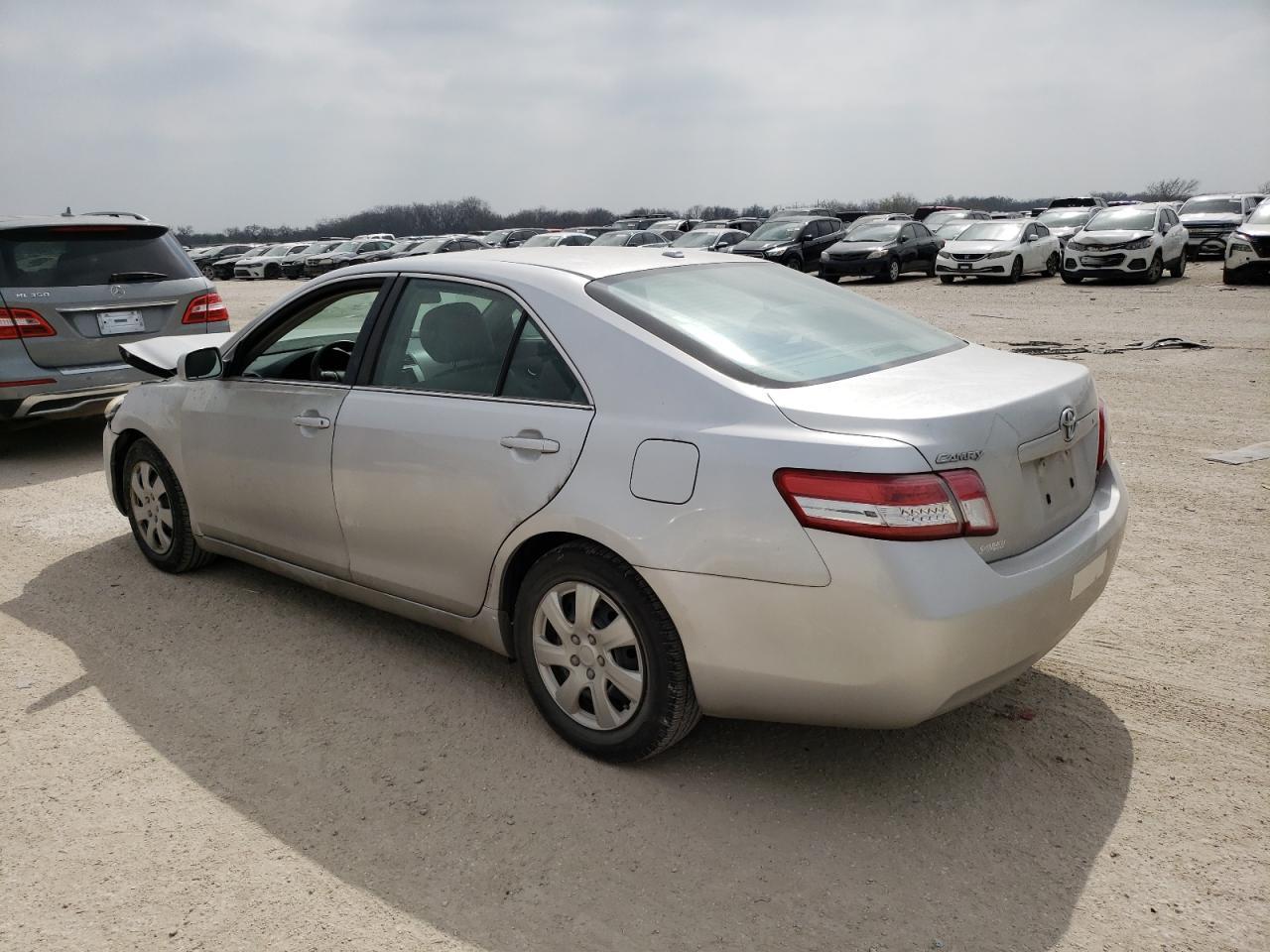 2011 Toyota Camry Base - Фото 2