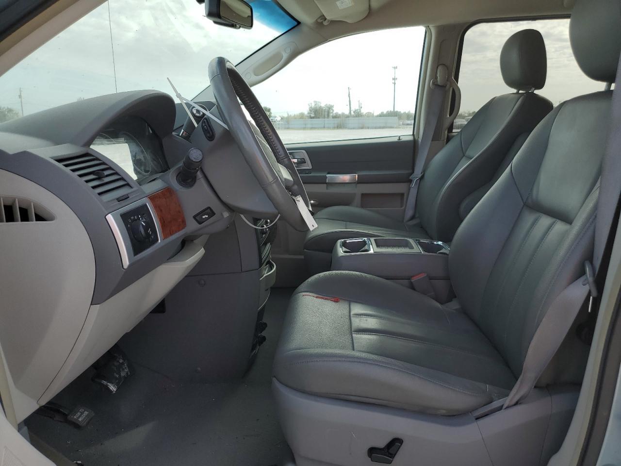 2008 Chrysler Town & Country Touring - Image 7