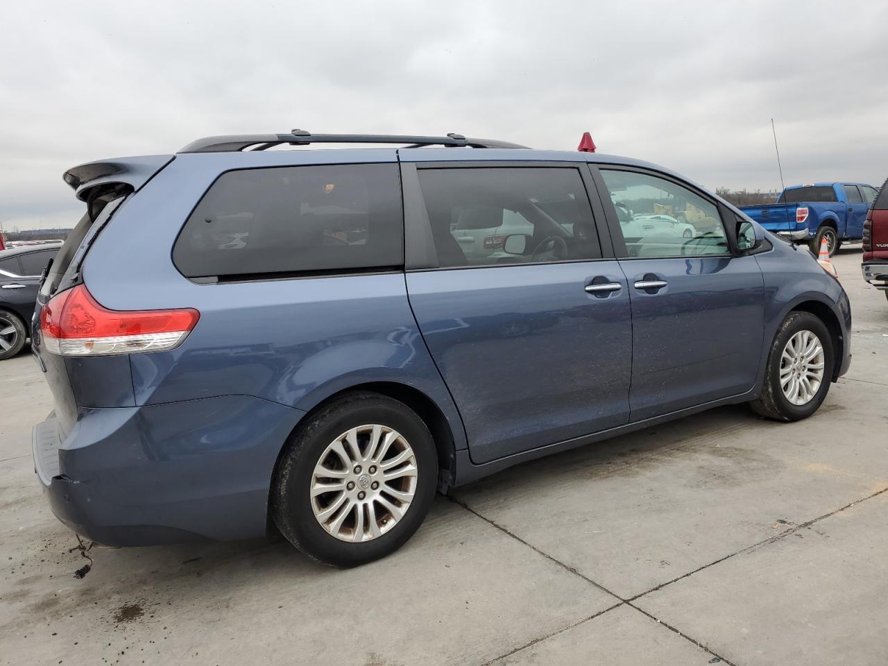 2015 Toyota Sienna Xle - Image 3