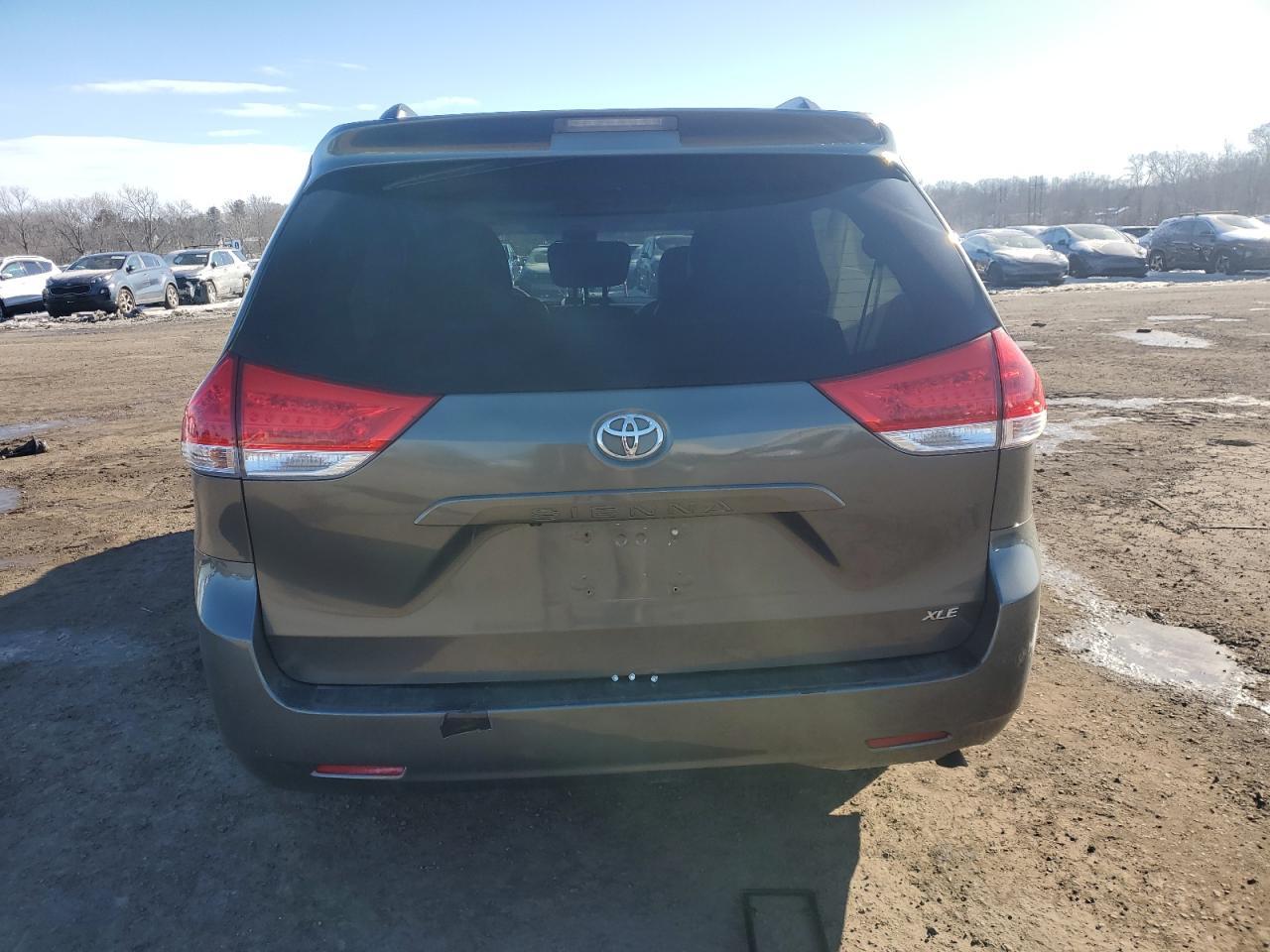 2011 Toyota Sienna Xle - Фото 6