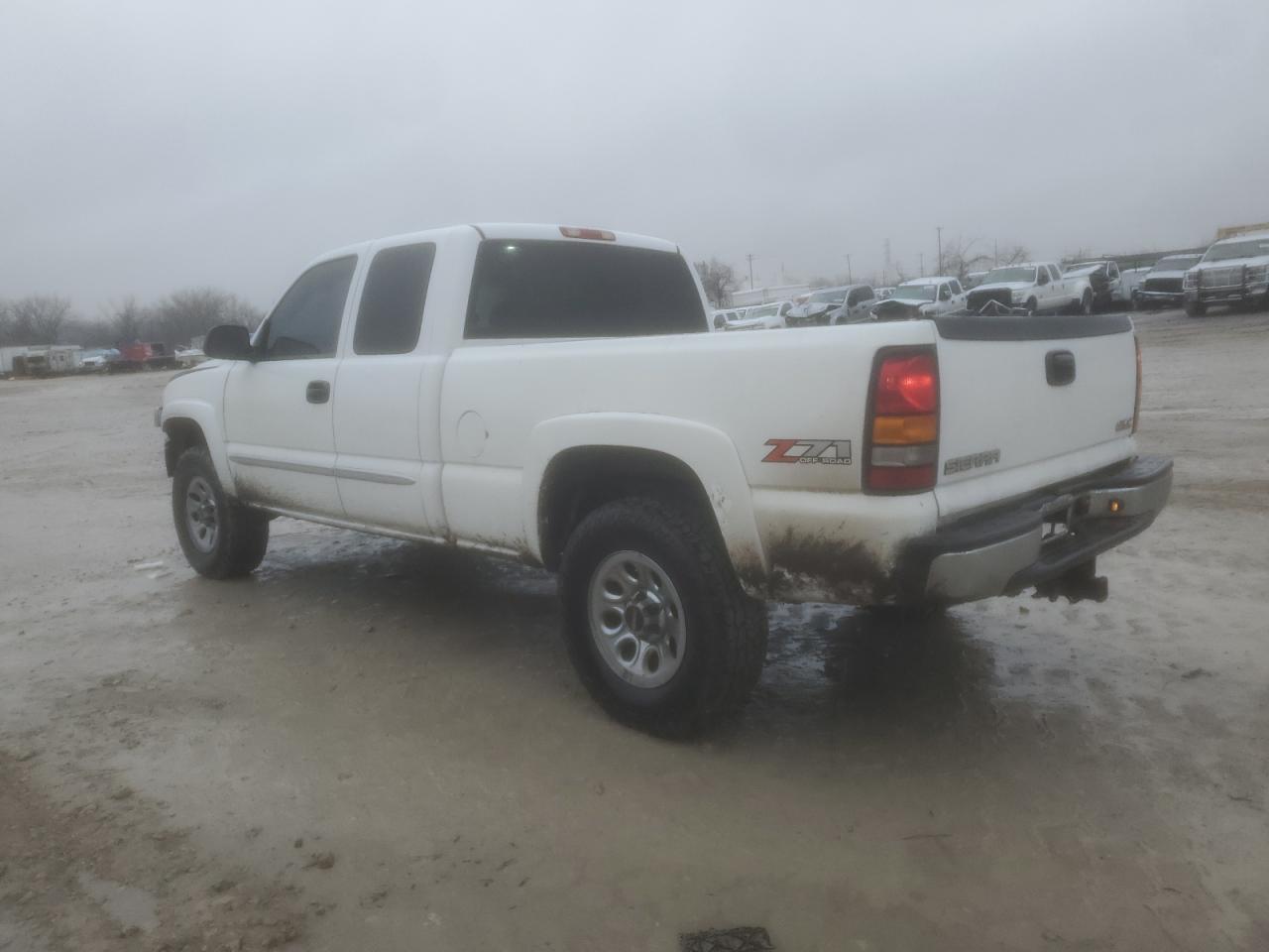 2005 GMC Sierra - Image 2