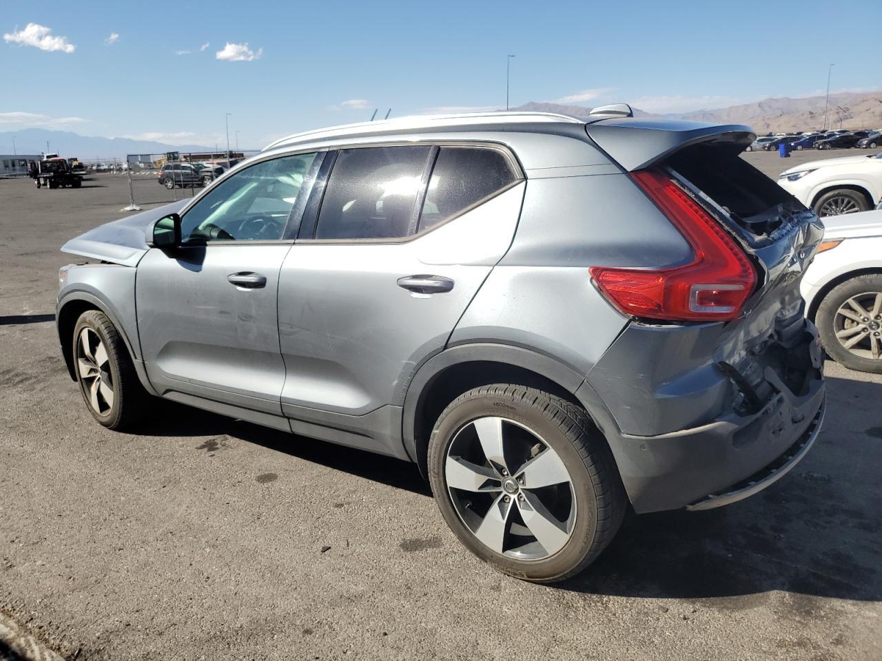 2019 Volvo Xc40 T5 Momentum - Image 2