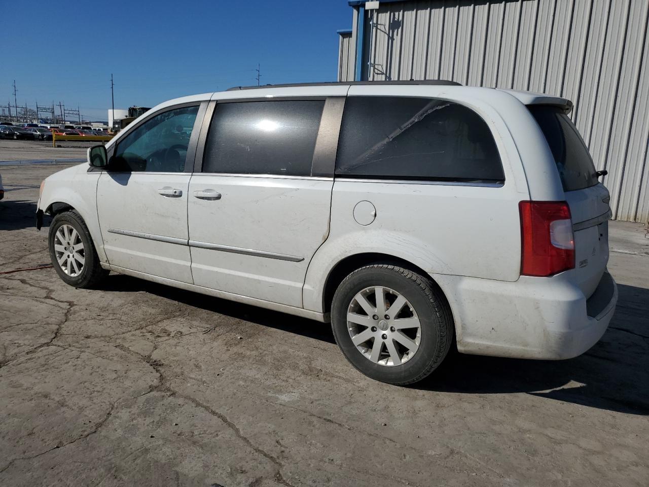 2015 Chrysler Town & Country Touring - Фото 2