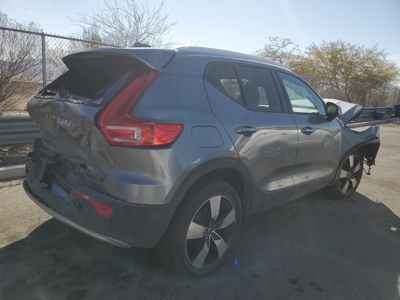 2019 Volvo Xc40 T5 Momentum - Image 3
