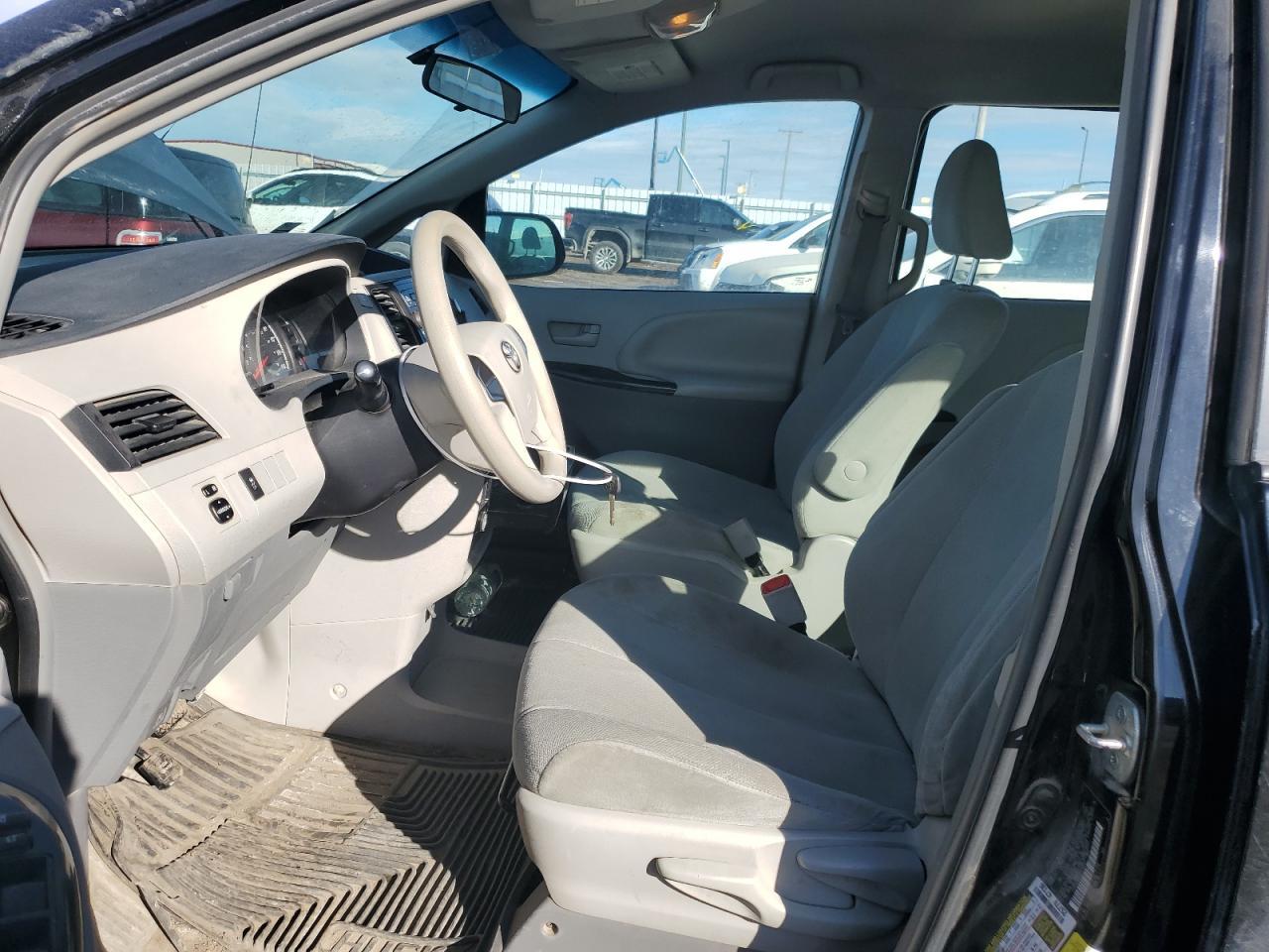 2014 Toyt Sienna - Image 7