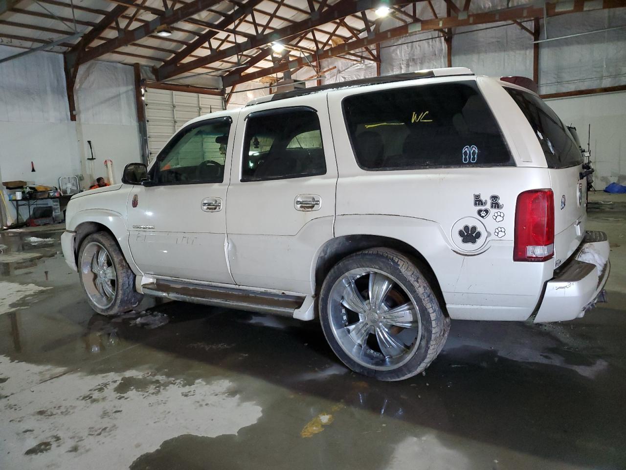 2004 Cadillac Escalade Luxury - Image 2
