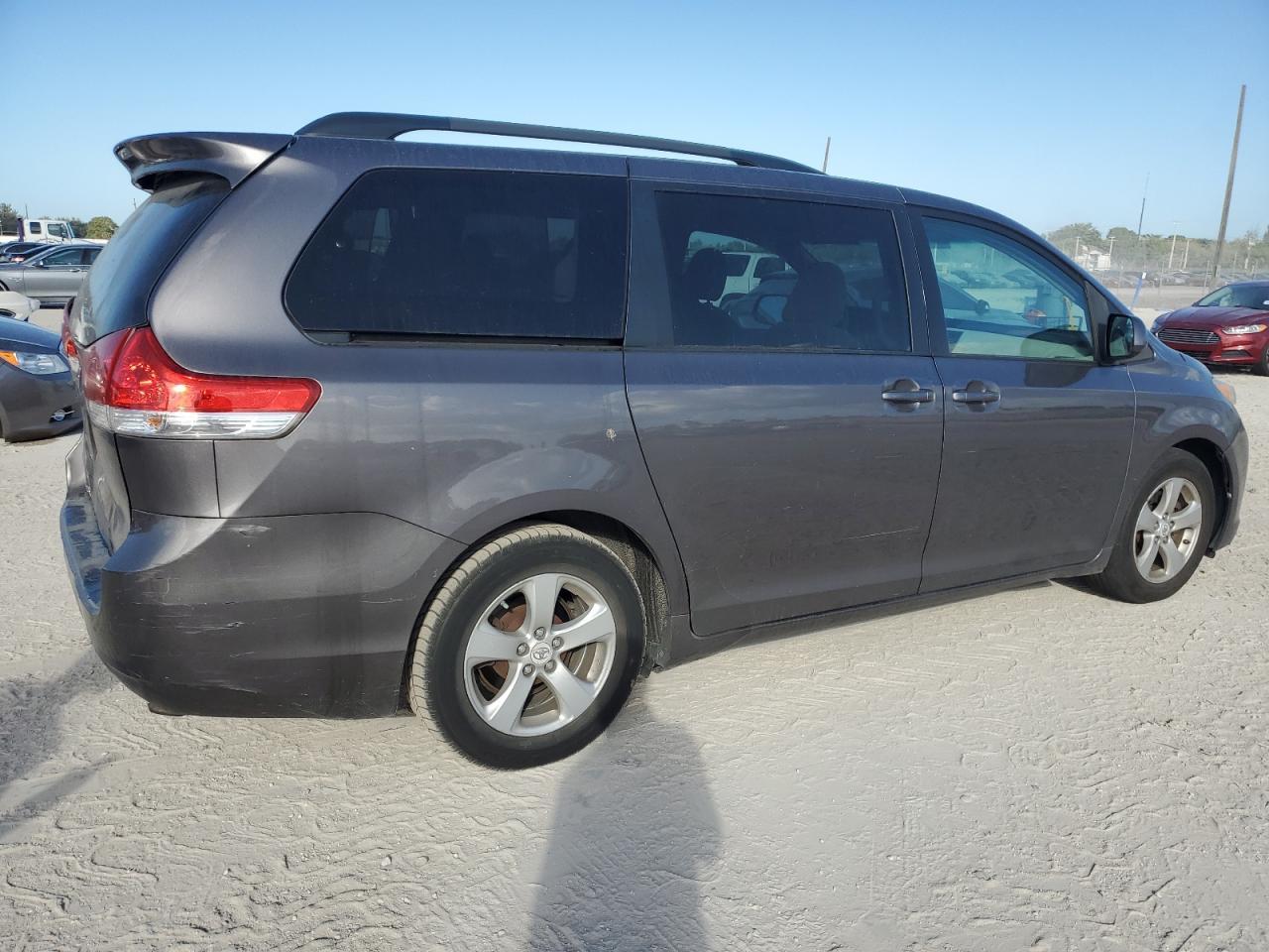 2011 Toyota Sienna Le - Фото 3