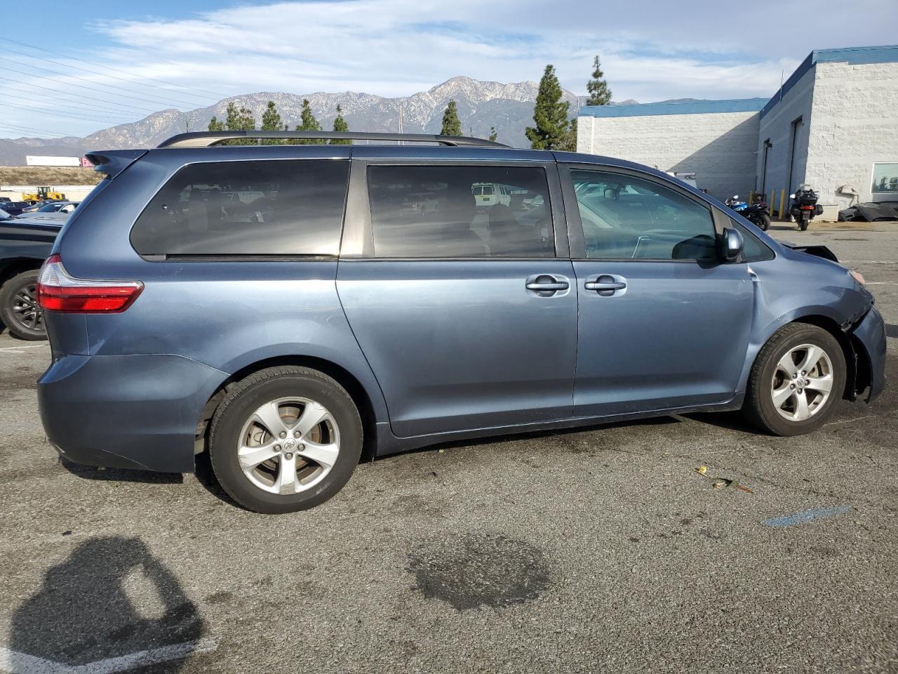 2017 Toyota Sienna Le - Фото 3