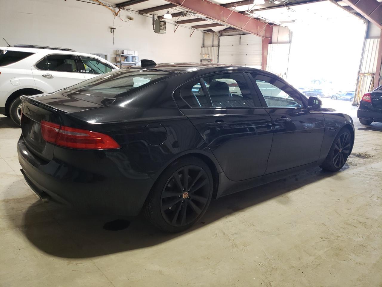 2017 Jaguar Xe - Фото 3