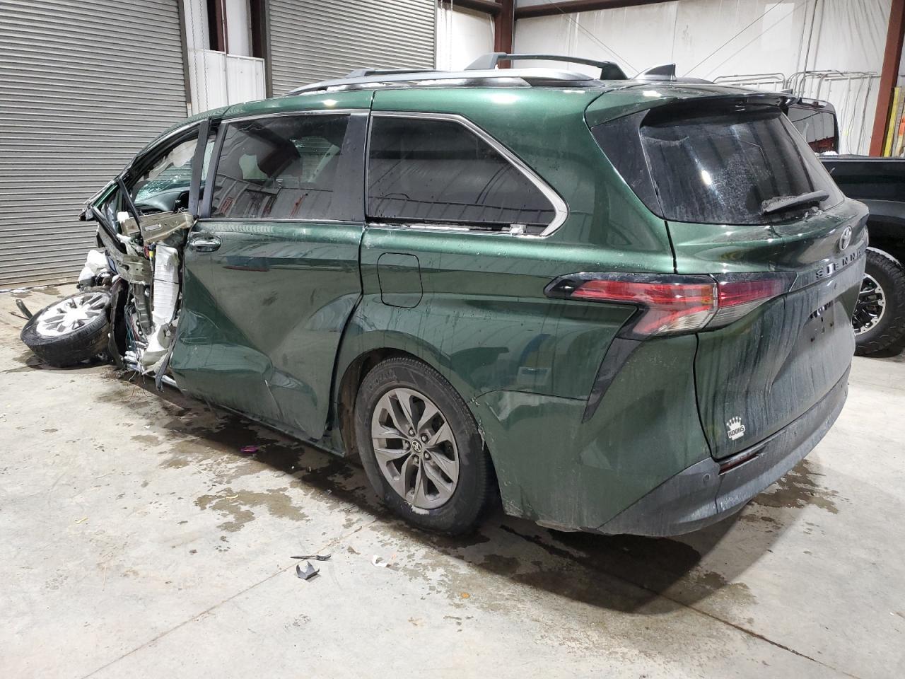 2021 Toyota Sienna Xle - Фото 2