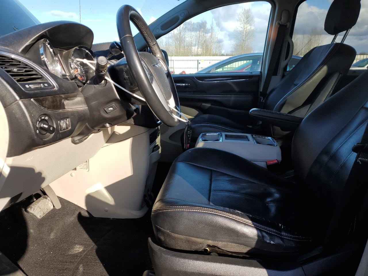 2012 Chrysler Town & Country Touring L - Image 7