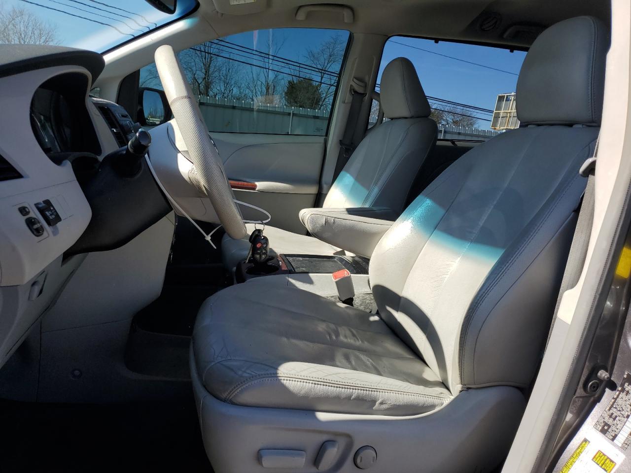 2011 Toyota Sienna Xle - Image 7