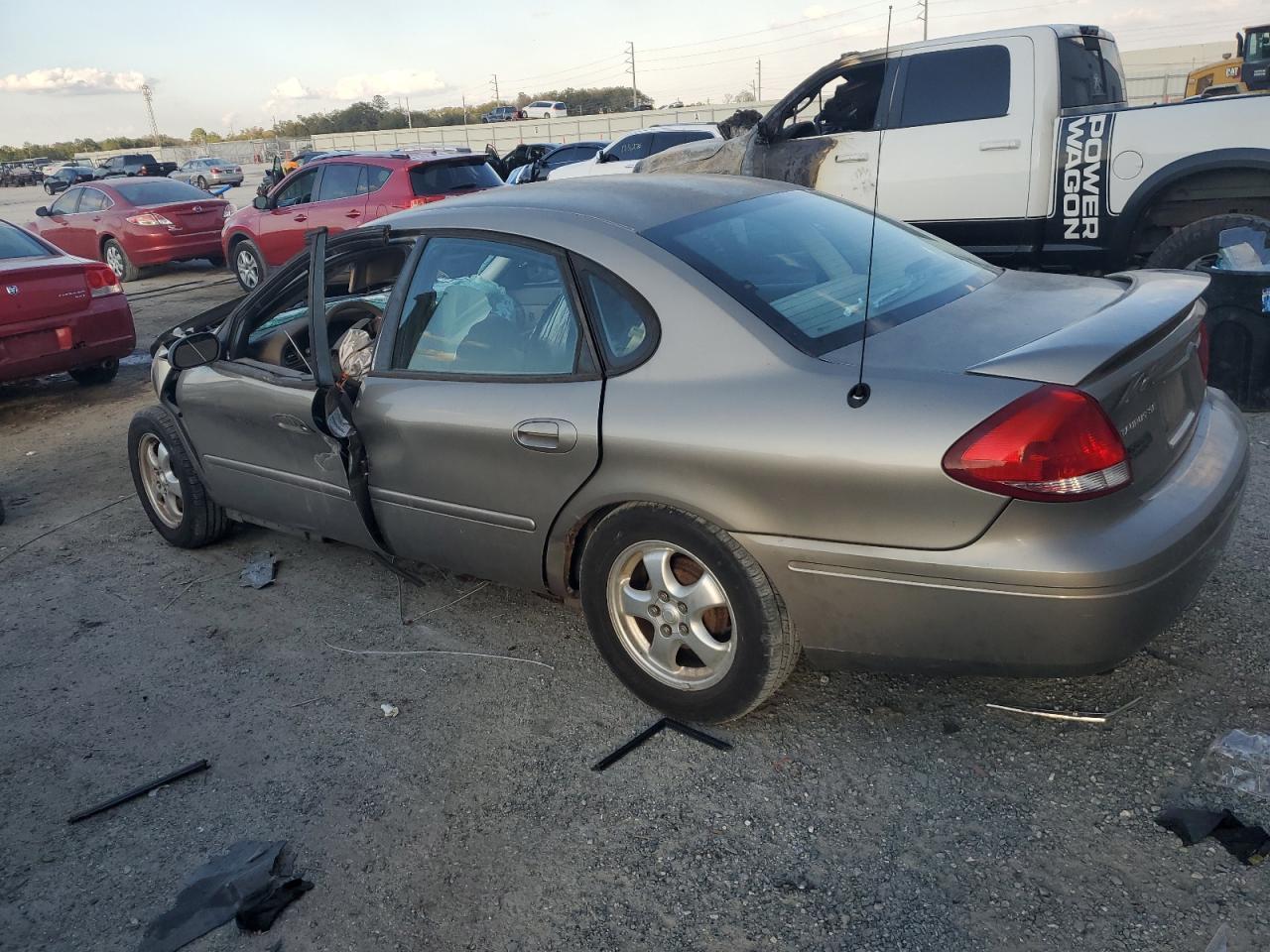 2005 Ford Taurus Se - Фото 2